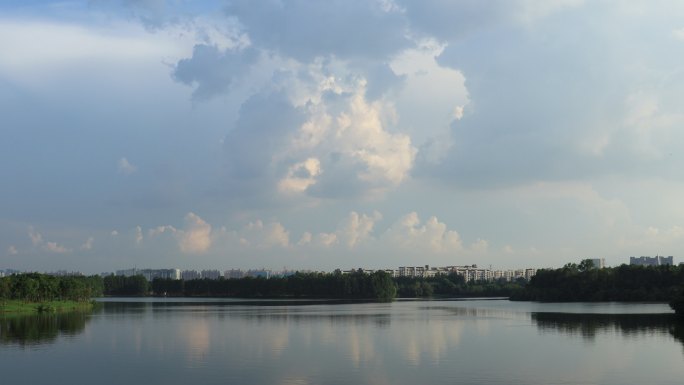 湖面云彩快速变化