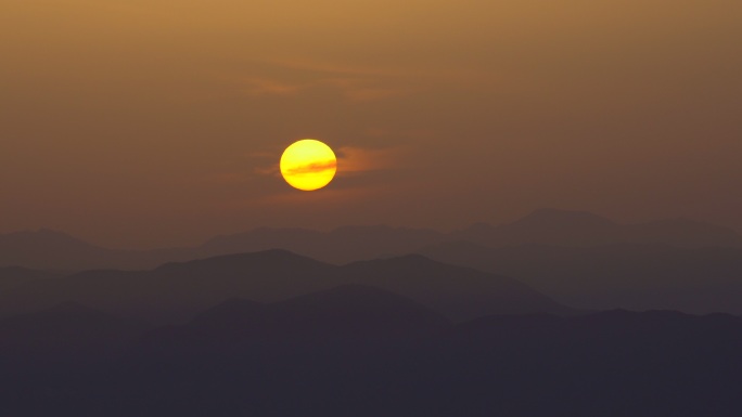 山上日出清晨朝阳山峦叠嶂