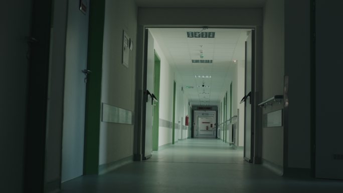 又长又暗的医院走廊