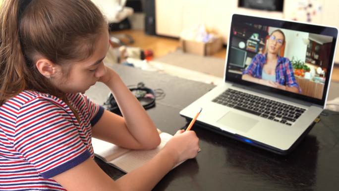 少女在家里独自学习视频在线课程