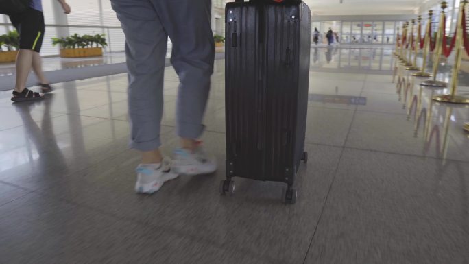4K机场落地窗脚步行李箱