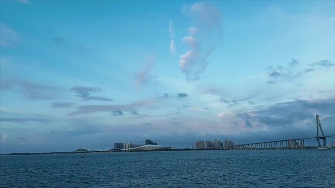 湛江海湾大桥海面蓝天白云