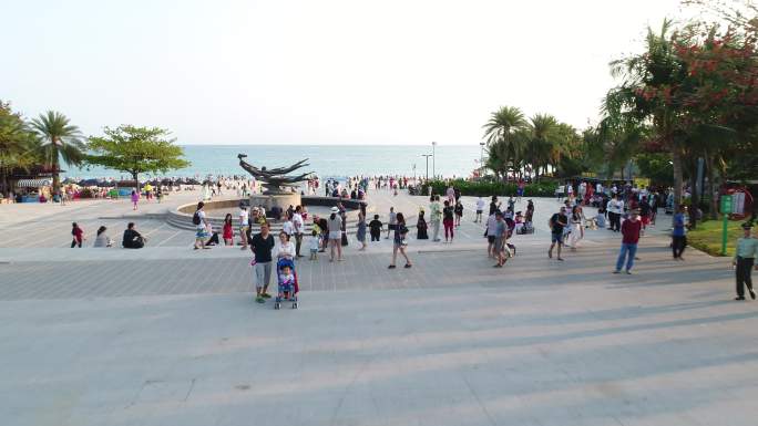 亚龙湾游客游玩沙滩航拍