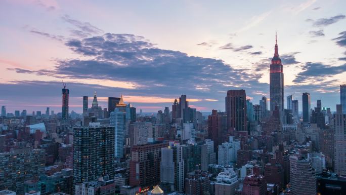 日落时的纽约市摩天大楼