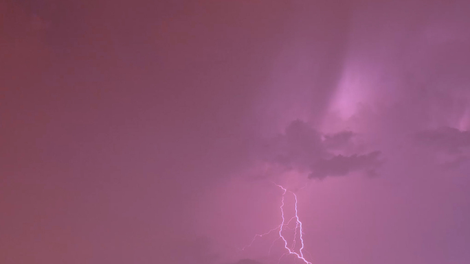 天空电闪雷鸣带音效