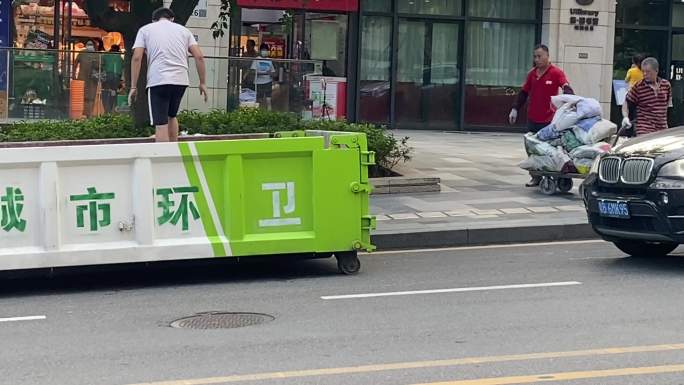 城市美容师环卫工人用垃圾车收集各角落垃圾