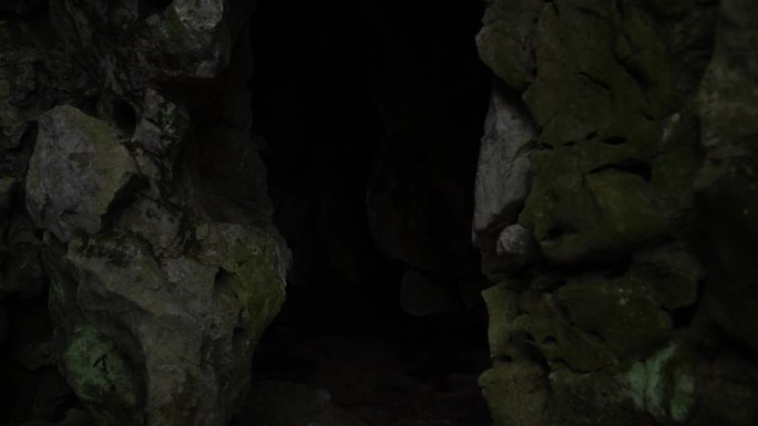 阴森恐怖洞穴