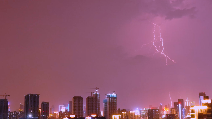 城市夜景高楼打雷闪电