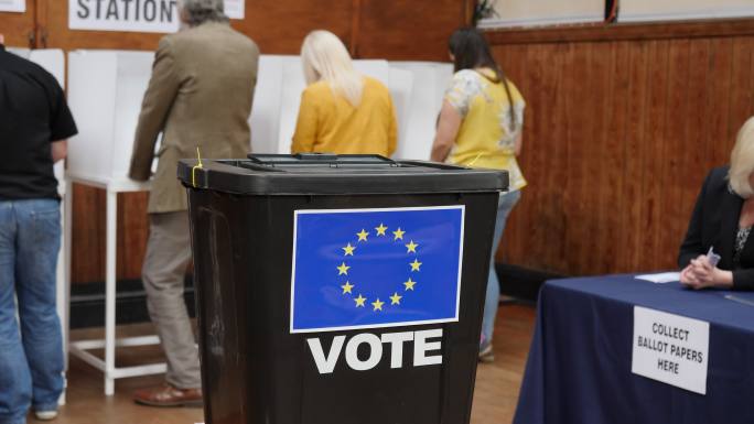 将欧盟投票放入投票箱-在投票站投票