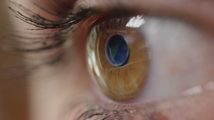 美丽的琥珀色眼睛详细展示电脑屏幕反射