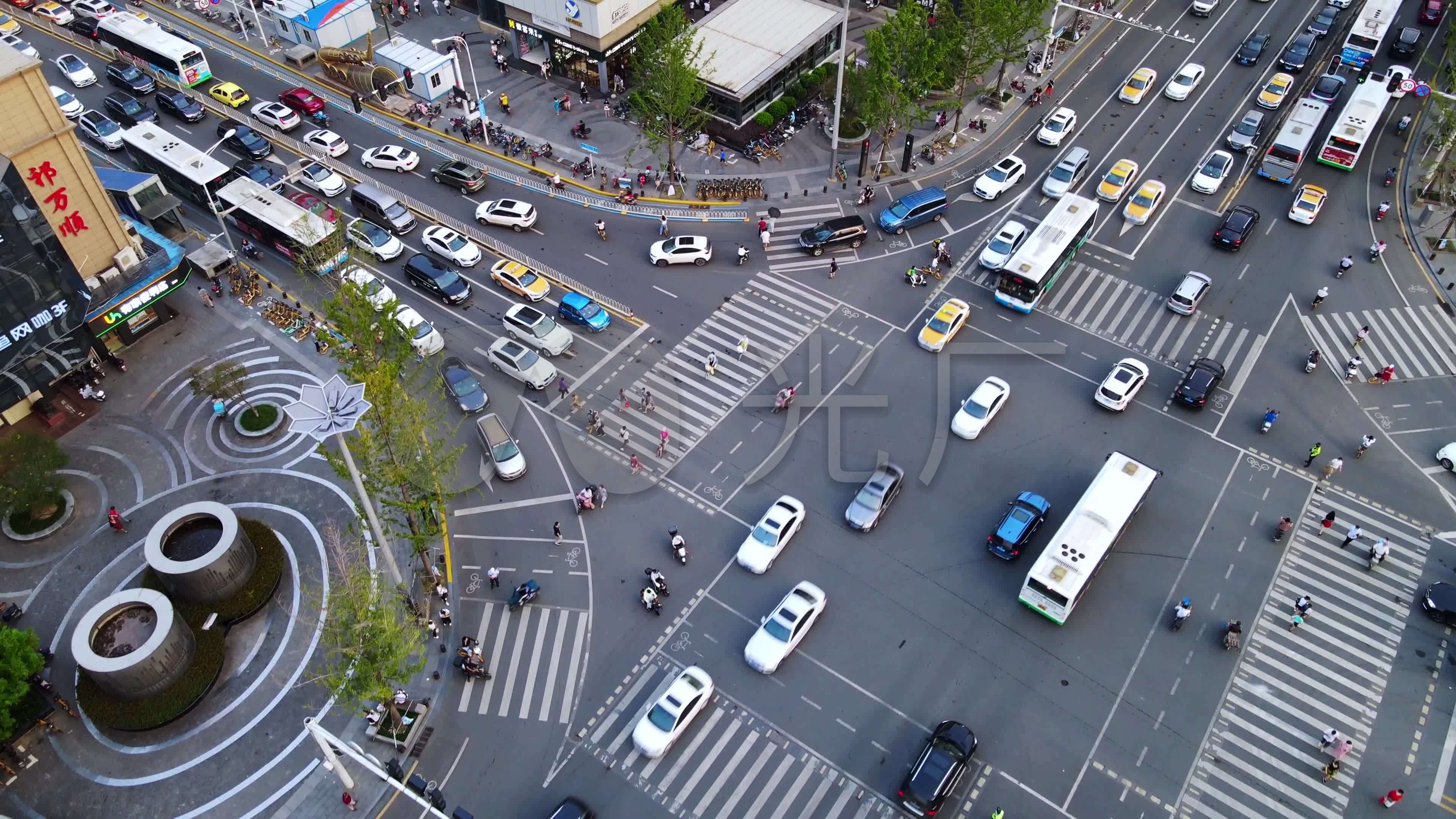武汉城市交通白天交通十字路口俯拍摄影图配图高清摄影大图-千库网