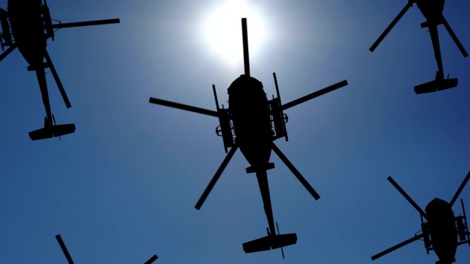 空中的直升机剪影。