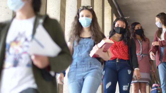 戴着口罩的学生在校园里