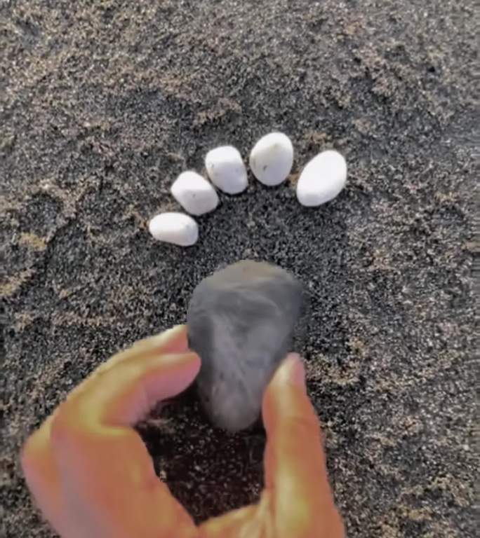 浪漫创意：海边沙滩上小石头组成爱的足迹