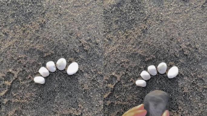 浪漫创意：海边沙滩上小石头组成爱的足迹