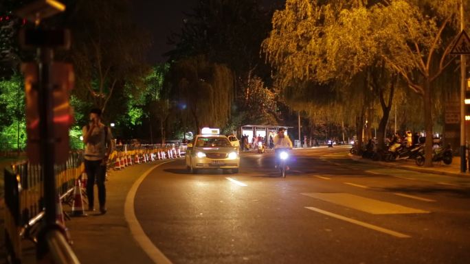 城市夜景，车水马龙，牧马城市