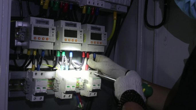 电工作业-安全布线配电-接空开