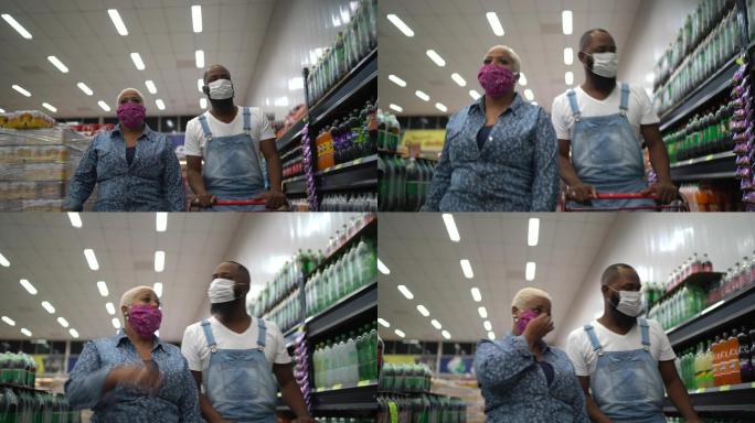 戴着口罩的夫妇在超市购物
