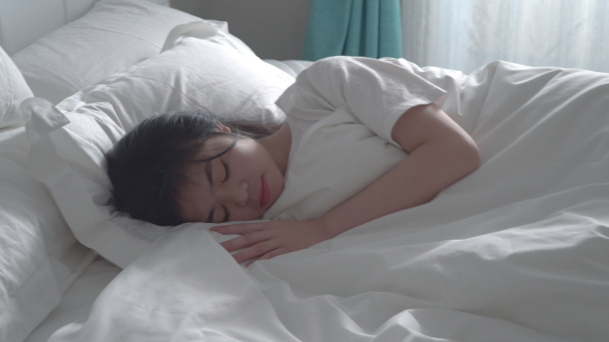 女孩在酒店床上睡觉休息视频素材