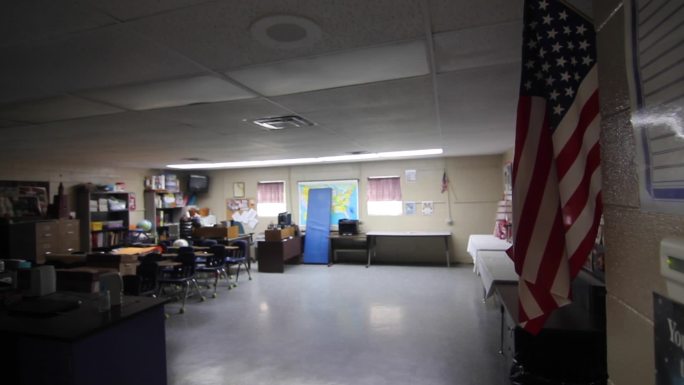 空荡荡的教室门上挂着美国国旗
