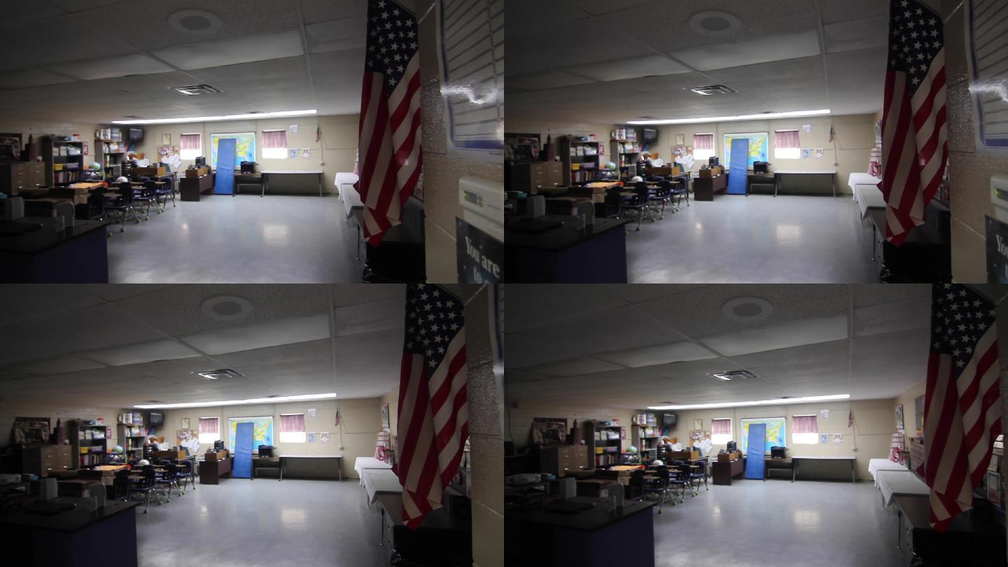 空荡荡的教室门上挂着美国国旗