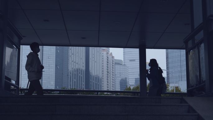 城市天桥上行人剪影视频素材