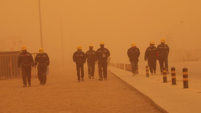 河西走廊，沙尘暴中的产业工人