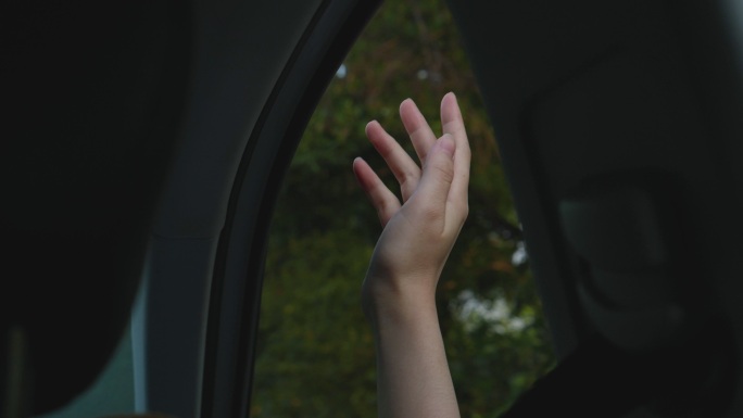 女孩租车把手伸出窗外感受风感受阳光