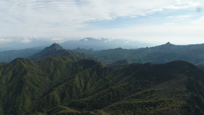 航拍伏牛山沟壑蓝天白云