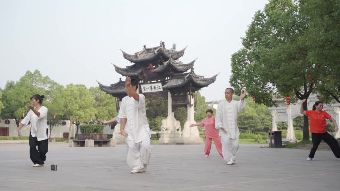 清晨公园老人打太极拳