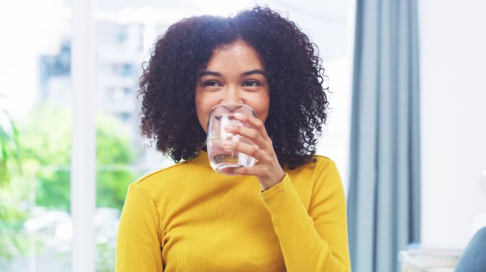 年轻女子在家服药国外女子外国女人笑容笑脸