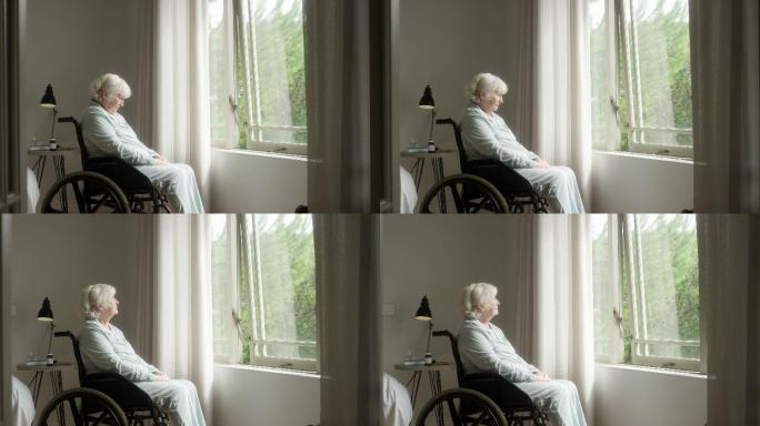 坐在轮椅上的孤独老人看向窗外