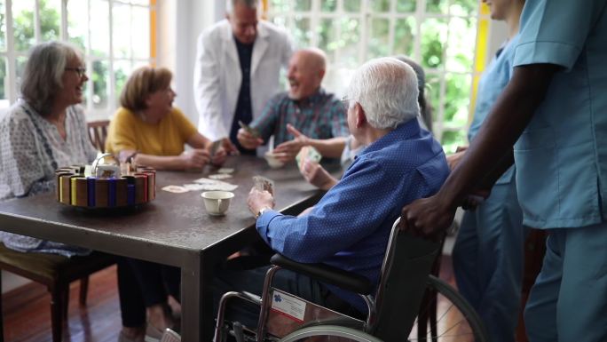 茶点时间玩纸牌的一群老年人