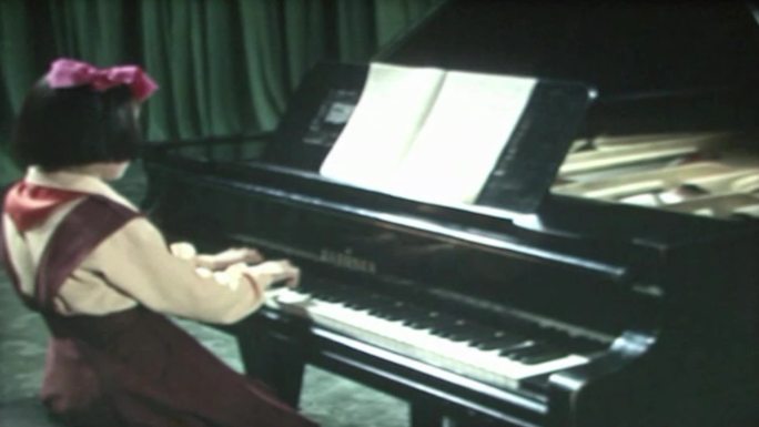 50年代儿童弹钢琴