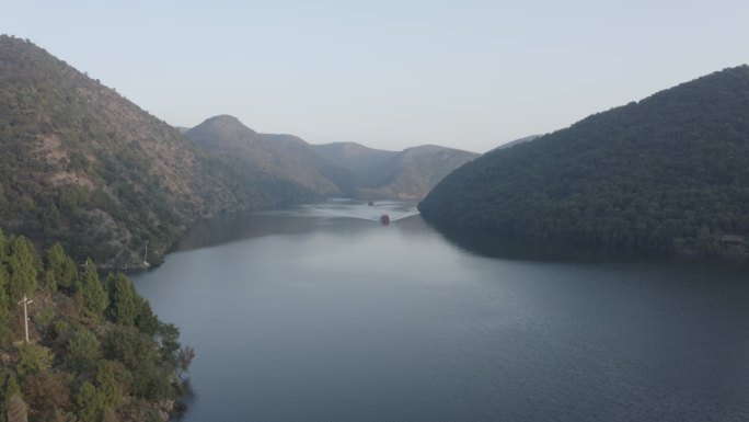 南阳小三峡航拍湖水船