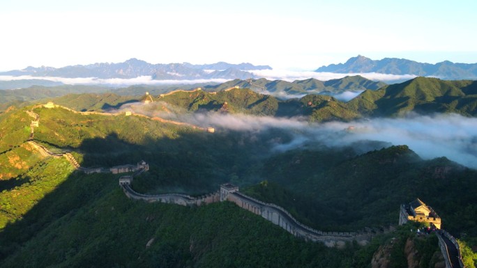 航拍雨后的河北金山岭长城