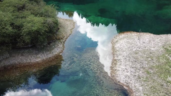 平静湖水镜面