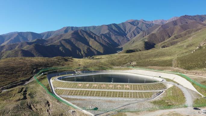 实拍临夏州积石山县黄草坪调蓄水池航拍4K