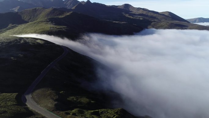 4K大气航拍云雾山峰美景