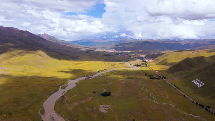 4K航拍黄色秋日高原河流自然风景