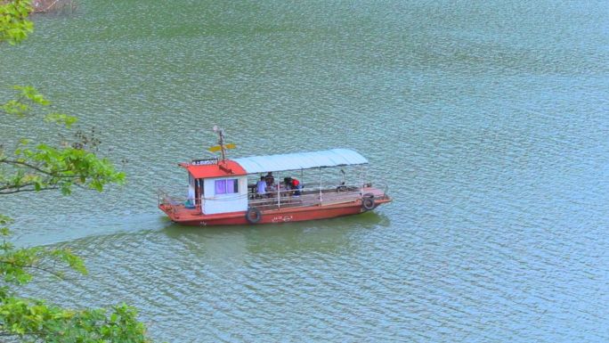 实拍唯美有意境小船在水库湖面行船
