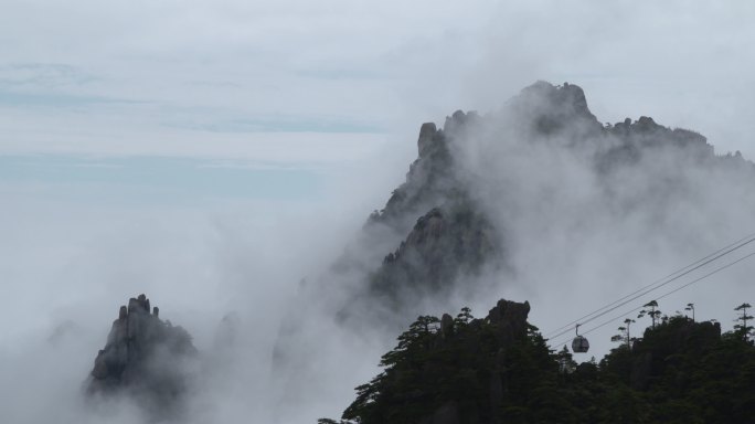 云海中的索道