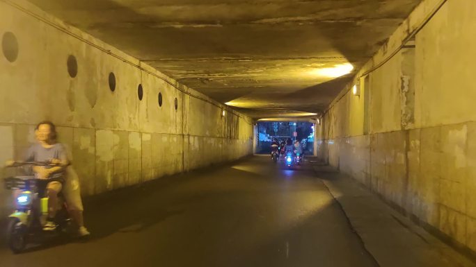 隧道夜景电动车穿越穿梭道路洞
