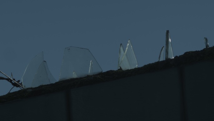 墙上玻璃碎片铁蒺藜空镜