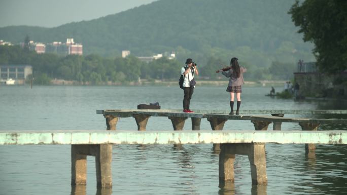 武汉东湖拍照的人