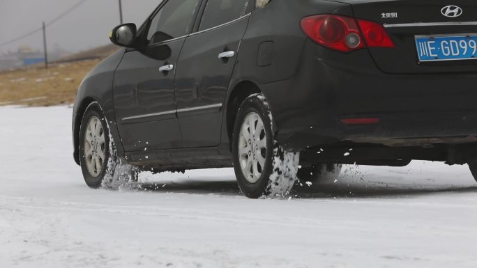 车雪地行驶