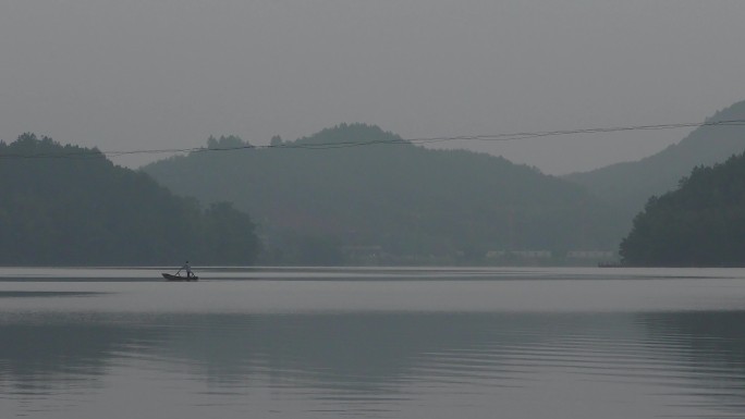 4K清晨山水意境江河中划船摇船归家的渔夫