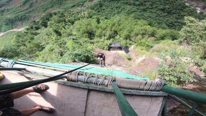 一名正在悬崖上接受速降训练的中国特种兵