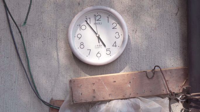 墙上挂着一只破旧的钟