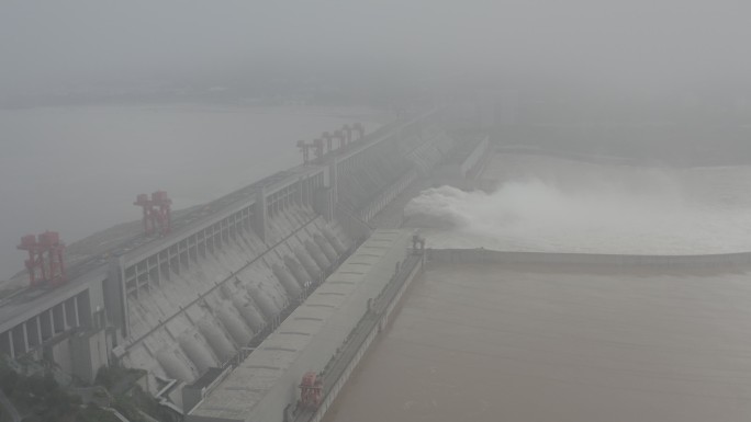 三峡大坝泄洪
